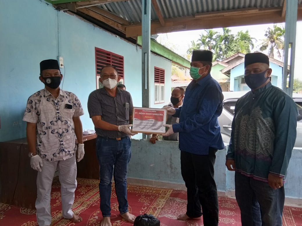 Bupati Siak Alfedri menerima bantuan Sembako dari PT Indah Kasih Samudra untuk warga terpapar Covid-19 di Dusun Pertiwi, Kecamatan Tualang, Ahad (3/5/2020). (WIWIK/RIAUPOS.CO)