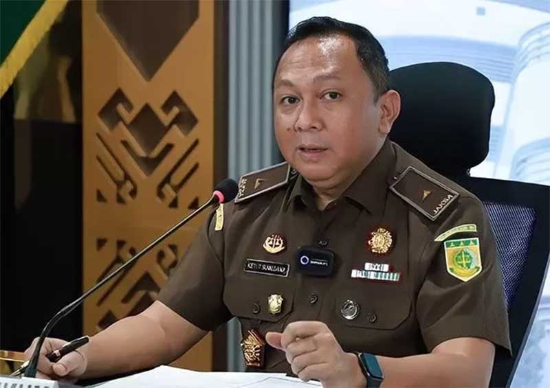 Kapuspenkum Kejaksaan Agung Ketut Sumedana menyampaikan konferensi pers di Gedung Kejaksaan, Jakarta.