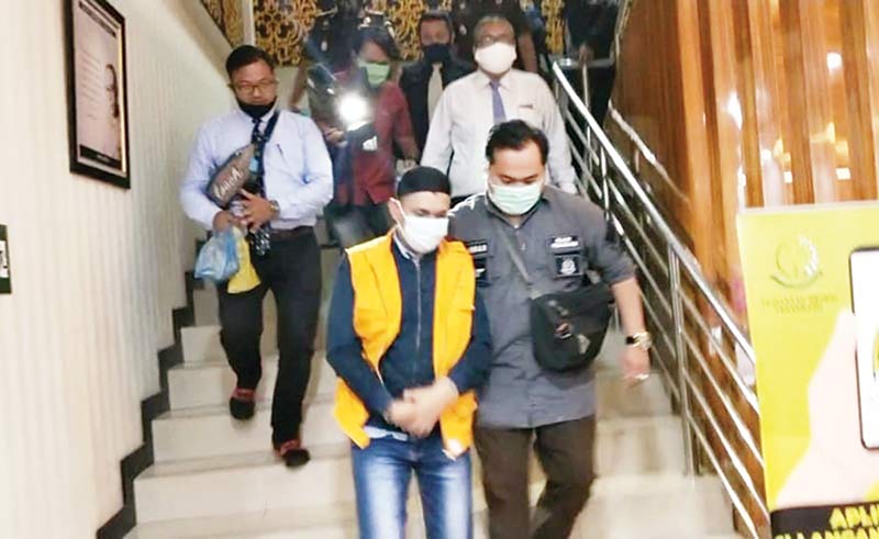 Abdimas Syahfitra digiring penyidik Kejari Pekanbaru, Selasa (15/12/2020). (Sofiah/Riaupos.co)