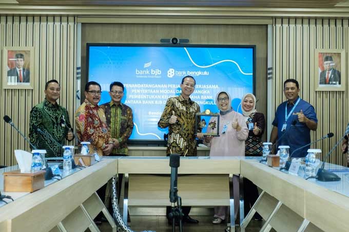 Perwakilan Bank BJB dan Bank Bengkulu foto bersama, baru-baru ini.