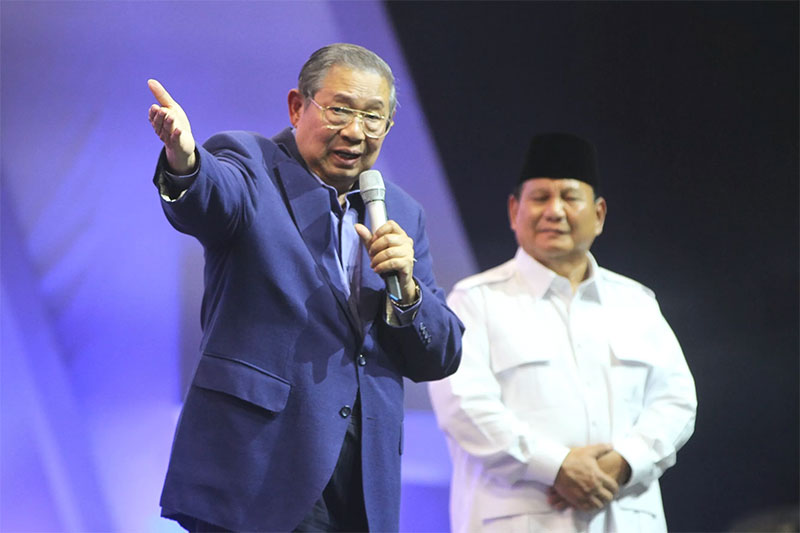 Presiden ke-6 RI SBY bersama Bakal Calon Presiden Prabowo Subianto saat nyanyi dalam Rapimnas Partai Demokrat.