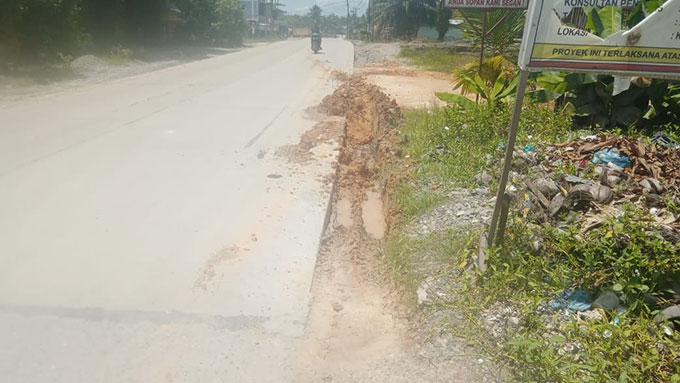 Bagian beram jalan rigid Jalan Gajah Mada belum ditimbun, sehingga dikhawatirkan terjadi kecelakaan. Foto diambil Selasa (11/10/2022) sore.