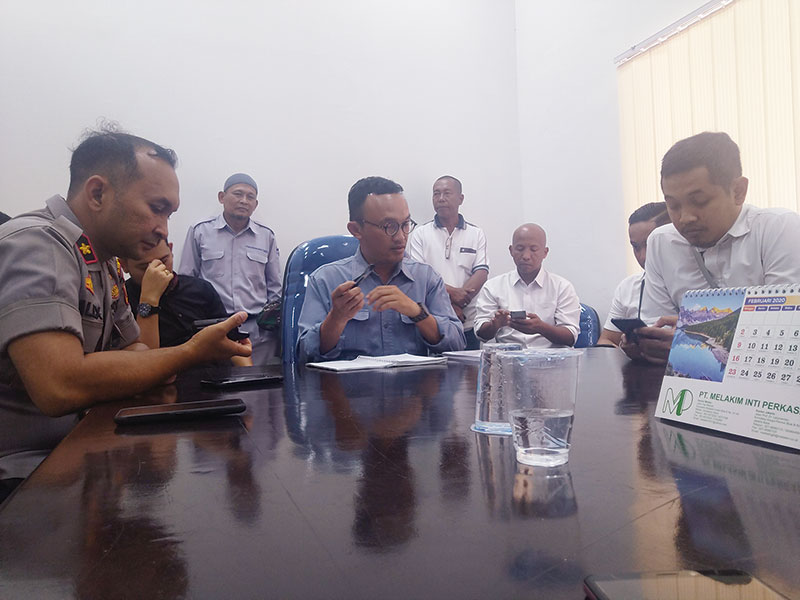 Pimpinan PT Bukara Syahruna Badrun (tengah) saat memberi penjelasan jika perusahaan mereka, belum memiliki IMB kepada perwakilan AMP Kota Dumai di ruang pertemuan PT Bukara, Senin (17/2/2020). (Hasanal Bulkiah/riaupos.CO)