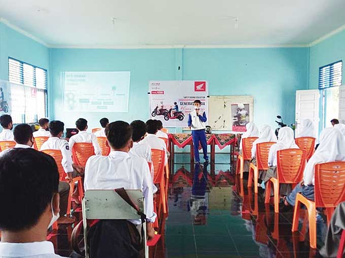 Instruktur safety riding PT CDN Riau sedang memberikan materi safety riding di SMKN 5 Dumai, Sabtu (16/4/2022).