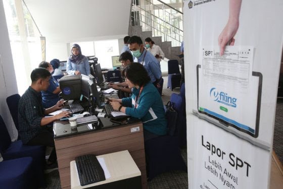 Petugas Kantor Pajak melayani masyarakat yang ingin melaporkan SPT.