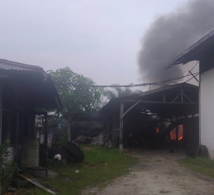 Gudang milik CV Bola Mas yang berada di Jalan Siak II, Kelurahan Tirta Siak, Kecamatan Payung Sekaki, Pekanbaru, ludes dilahap si jago merah, Senin (22/3/2021) pagi.