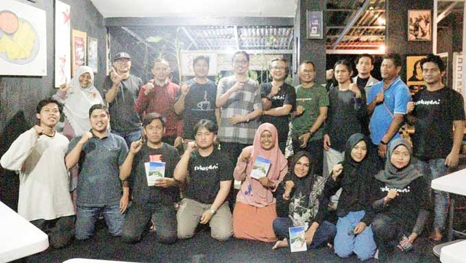 Sastrawan Benny Arnas (belakang, empat kiri), Kepala Balai Bahasa Provinsi Riau Toha Machsum (belakang, lima kiri), dan Ketua Suku Seni Marhalim Zaini (belakang, tengah), foto bersama dengan para peserta diskusi dan bedah buku Dammahum di Rumah Suku Seni,