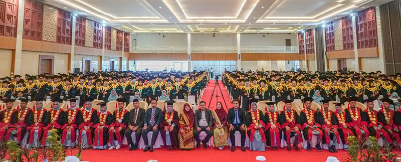 Pembina Yayasan Abdurrab Dr dr Susiana Tabrani MPd, Ketua Yayasan Abdurrab dr Irvan Tabrani MKes foto bersama Rektor Universitas Abdurrab Prof Susi Endriani SSi MSc PhD, para wakil rektor, Ketua STEI Iqra Annisa Dr Budi Trianto SE MSi, dekan dan ketua pro