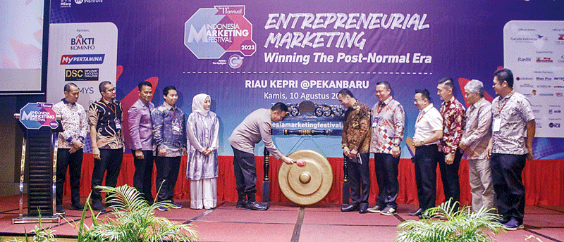 Kapolda Riau Irjen Pol Mohammad Iqbal (enam kiri) didampingi CEO MarkPlus Institute Jacky Musrry (enam kanan), Direktur Utama Riau Pos Ahmad Dardiri (kanan) memukul gong saat membuka Indonesia Marketing Festival (IMF) 2023 di The Zuri Hotel Pekanbaru, Kam