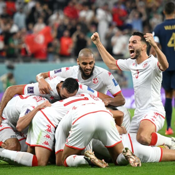 Para pemain Tunisia merayakan gol yang dicetak Wahbi Khazri. Tunisia meraih kemenangan bersejarah atas Prancis, Rabu (30/11) malam WIB.