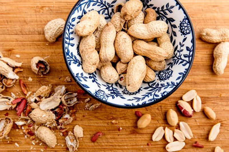 Penderita diabetes dapat mengonsumsi kacang tanah dalam bentuk biji dan selai. Asalkan tidak memiliki riwayat alergi. (HEALTHLINE)