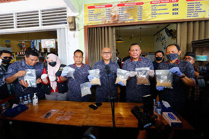 Deputi Pemberantasan BNN RI Irjen Pol Kenedy (tiga kanan) bersama Kepala BNNP Riau Brigjen Pol Robinson D P Siregar (kanan) memperlihatkan barang bukti saat ekspose, Rabu (26/10/2022). Foto kanan atas, I  dan H  yang diduga menjadi dalang pembuatan pil ek