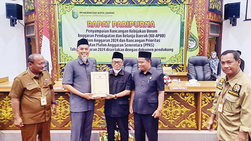Wali Kota Dumai H Paisal menyerahkan dokumen KUA-APBD Dumai 2024 kepada Ketua DPRD Dumai Suprianto, Senin (24/7/2023).