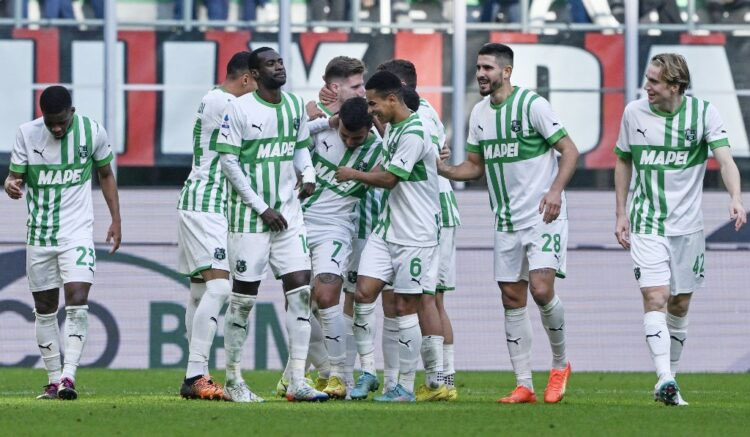 Para pemain Sassuolo merayakan kemenangan atas AC Milan.