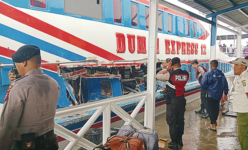 MV Dumai Line 3 bertabrakan dengan Dumai Express 12 saat akan merapat di Dermaga DomestikÂ  Tanjung Harapan, Selatpanjang, Senin(25/12/2023).