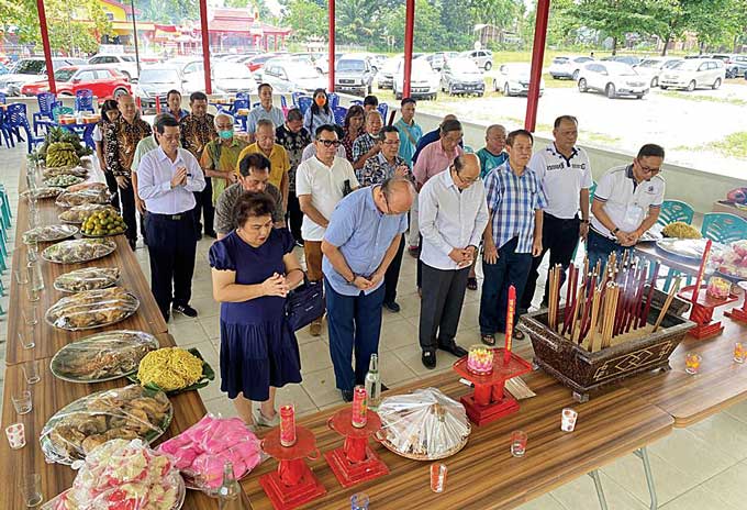 Sejumlah perwakilan dari Lembaga Keagamaan Buddha dan Ormas Tionghoa melaksanakan upacara sembahyang Qing Ming (Ceng Beng) di pendopo Taman Pemakaman Tionghoa Rumbai, Pekanbaru, Rabu (5/4/2023).