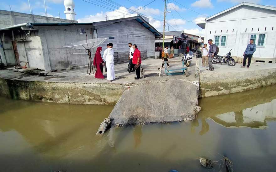 Bupati HM Adil saat melihat kondisi jembatan penghubung Jalan Perikanan menuju Pasar Baru yang ambruk akhir pekan lalu, Jumat (12/3/2021).