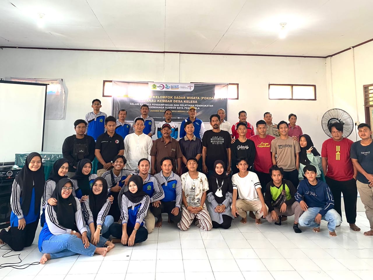 Kabid Pariwisata Disporapar Inhu, Nurizal Murza Indra S.Sos MSi (tengah belakang pakai topi) foto bersama dengan Pokdarwis Desa Kelesa dan mahasiswa KKN-T STIE Indragiri Rengat, Ahad (19/6/2022).