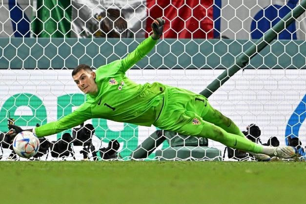 Aksi kiper Kroasia Dominik Livakovic ketika menggagalkan eksekusi penalti winger Jepang Kaoru Mitoma dalam babak 16 besar di Al Janoub Stadium (6/12/2022).