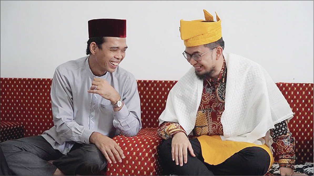 Ustaz Adi HIdayat dan Ustaz Abdul Somad berbincang-bincang saat pertemuan di Rumah Omak, Rimbo Panjang, Kampar, Kamis (20/7/2023