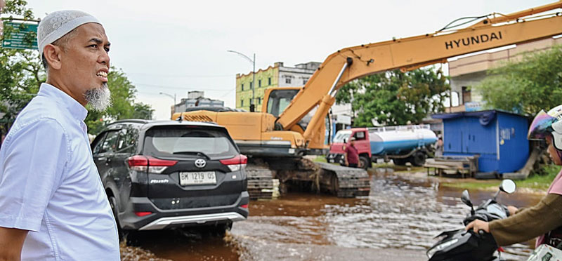 Wali Kota Dumai H Paisal meninjau proses percepatan surutnya air banjir, di Jalan Dock Yard, Rabu (27/12/2023).