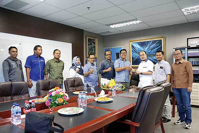 Direktur Utama Riau Pos Ahmad Dardiri (empat kanan) didampingi Direktur Riau Pos Asmawi Ibrahim dan Direktur Riau Pos Firman Agus, Wakil Pemimpin Redaksi Riau Pos Abdul Gapur, Manajer Iklan Riau Pos Sumariono, Manager HRD Riau Pos Hafizah Askacita dan Kab