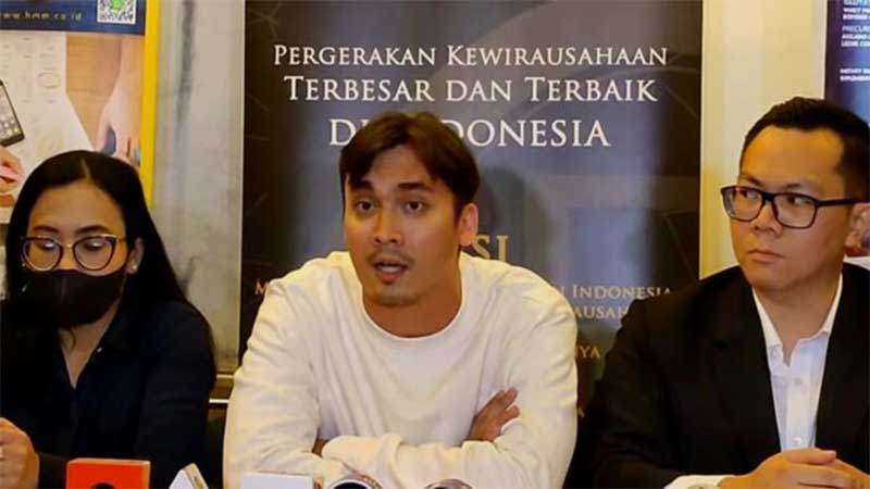 Rendy Kjaernett berikan klarifikasi usai bungkam setelah heboh perselingkuhan dengan Syahnaz Sadiqah, adik Raffi Ahmad/Rendy Kjaernett klarifikasi soal isu perselingkuhan dengan Syahnaz.