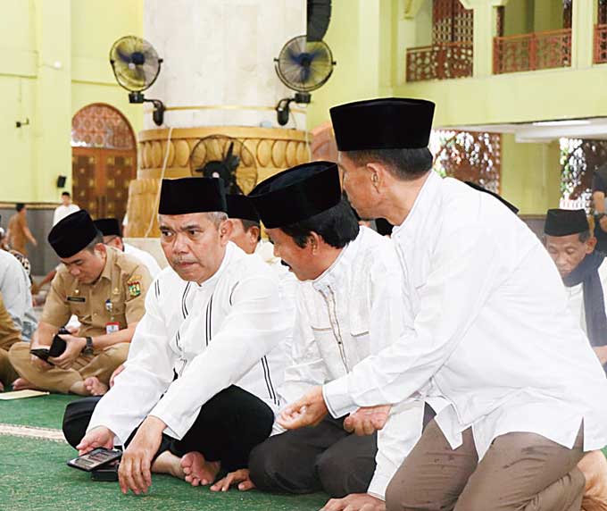 Pj Bupati Kampar Dr H Kamsol MM berbincang saat menghadiri pelepasan Tim Safari Ramadan Pemkab Kampar di Masjid Islamic Center, Bangkinang, Senin (27/3/2023).