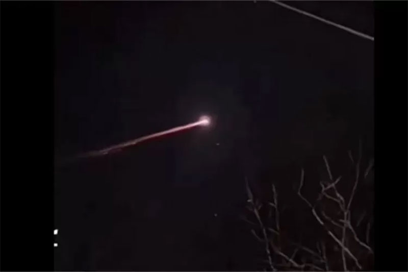Benda langit seperti meteor terpantau jatuh di atas langit Jawa, Kamis (14/9/2023).