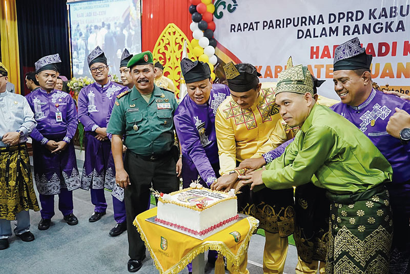 Bupati Kuantan Singingi Drs H Suhardiman Amby AK MM, Ketua DPRD Dr Adam SH MH, Kadis Kominfotik Riau Erisman Yahya bersama-sama memotong kue ulang tahun di Rapat Paripurna Hari Jadi ke-24 Kabupaten Kuantan Singingi, Kamis (12/10/2023).Â 