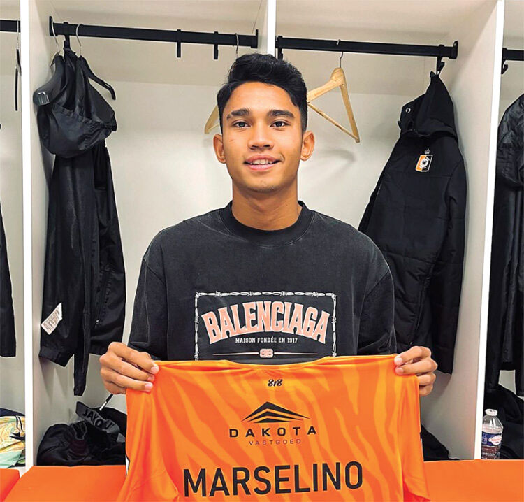 Marselino Ferdinan menunjukkan kostum klub barunya, KMSK Deinze. Dia akan didampingi ayah dan ibunya.