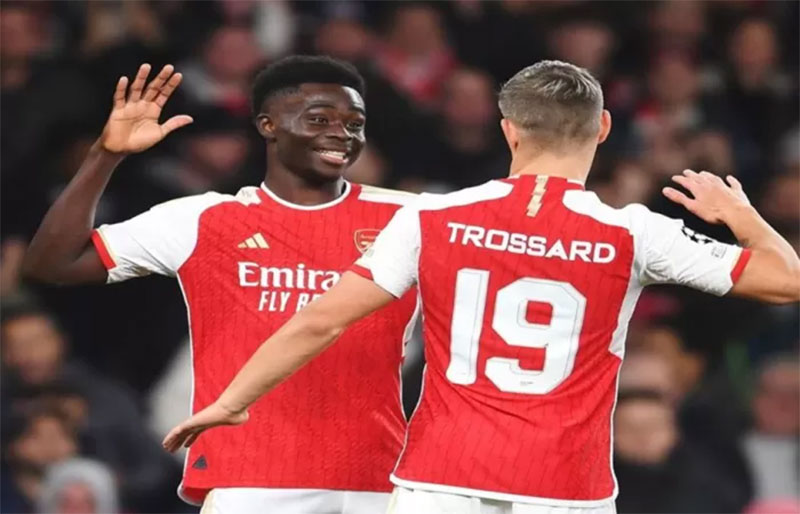 Gol kedua dari Bukayo Saka (kiri) berhasil menggandakan kedudukan melawan Sevilla dalam gelaran Liga Champions.