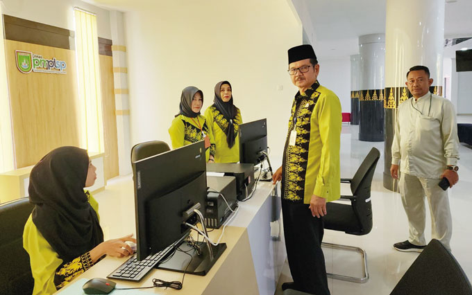 Sekda Kota Dumai H Indra Gunawan melihat langsung loket pelayanan di MPP Dumai, baru-baru ini.
