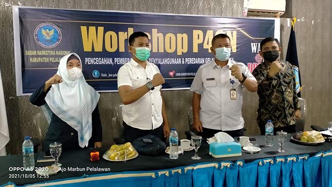 Kepala BNNK Pelalawan, Khoidirin SH MH  bersama narasumber saat menghadiri   workshop P4GN di  Pangkalan Kerinci, Selasa (5/10/2021).