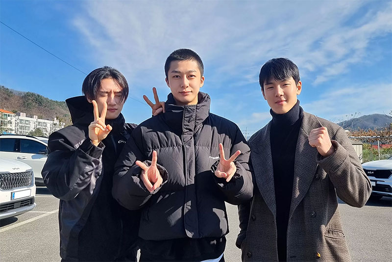 Penyanyi I.M, Hyungwon, dan Shownu dari grup idola K-pop MONSTA X.