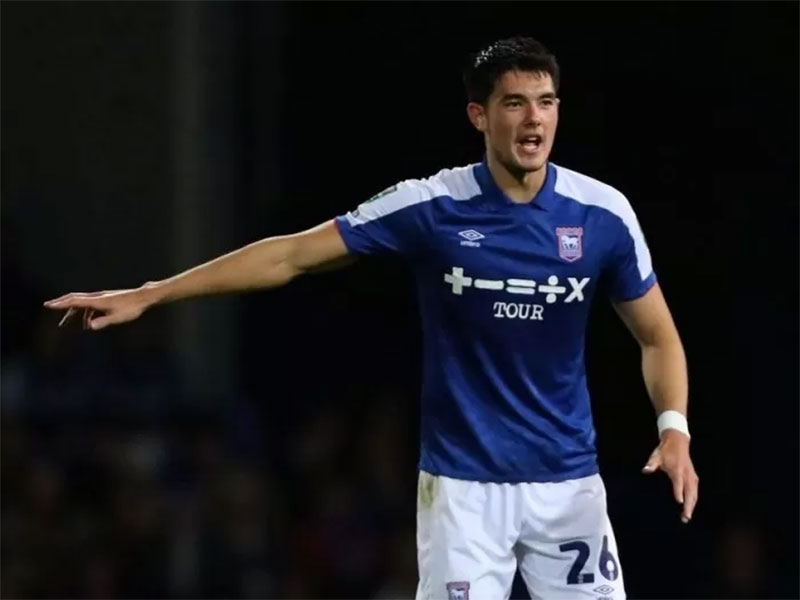 Elkan Baggott ketika menghadapi Wolves pada 27 September lalu.