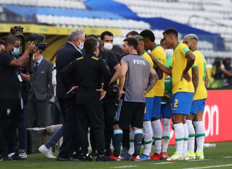Pihak kepolisian masuk ke dalam lapangan saat menghentikan laga saat laga Brazil lawan Argentina berlangsung, Senin (6/9/2021).