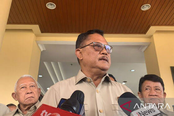 Kapolri ke-17 Jenderal Pol. (Purn) Daâ€™i Bactiar memberikan keterangan usai bertemu Kapolri Jenderal Pol. Listyo Sigit Prabowo dan pejabat utama Polri di Gedung Rupatama, Mabes Polri, Jakarta Selatan, Kamis (27/10/2022).