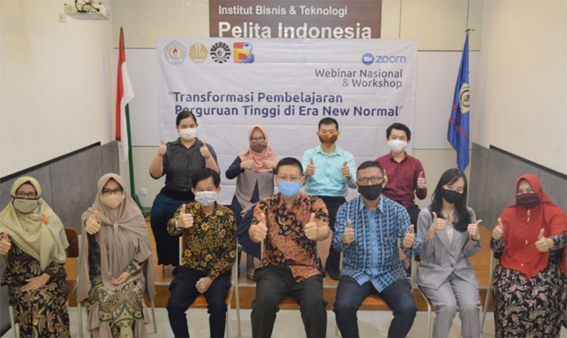 Foto bersama dosen dan panitia seminar Webinar Nasional dan workshop dengan tema