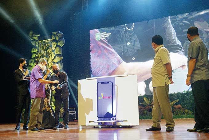Gubernur Riau Syamsuar membuka peluncuran kalender agenda pariwisata Riau 2021 dan aplikasi Jemari yang ditaja Disparekraf Riau di Anjung Seni Idrus Tintin, Pekanbaru, Ahad (11/4/2021).