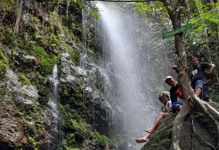 Anggota PWI Kuansing menjajal keasrian Air Terjun Batang Koban Kecamatan Hulu Kuantan, pekan lalu.(DESRIANDI CHANDRA/RIAUPOS.CO)