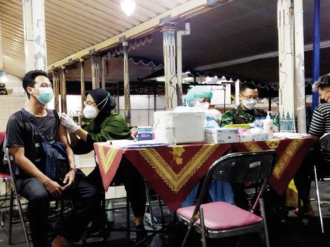 Seorang pengunjung objek wisata di Jogjakarta mendapatkan vaksin dari tim kesehatan yang disiapkan Badan Intelijen Negara (BIN), beberapa waktu lalu.