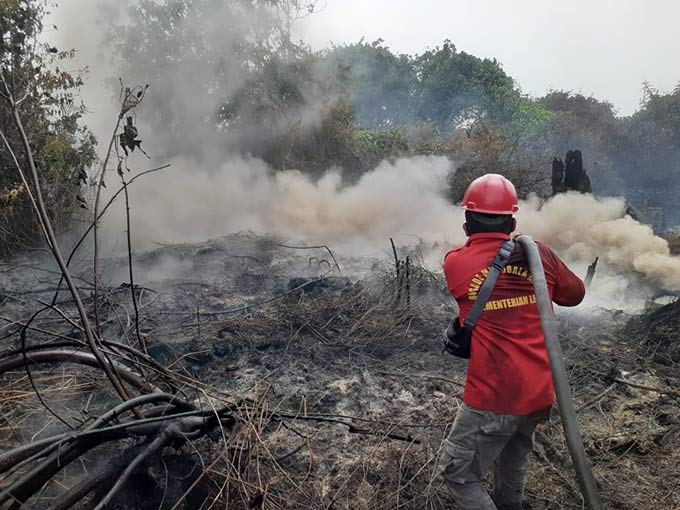 Manggala Agni Daops Sumatera VI/Siak melakukan pemadaman karhutla di Dayun, Kecamatan Dayun, sejak Jumat (30/7) hingga Ahad (1/8/2021).