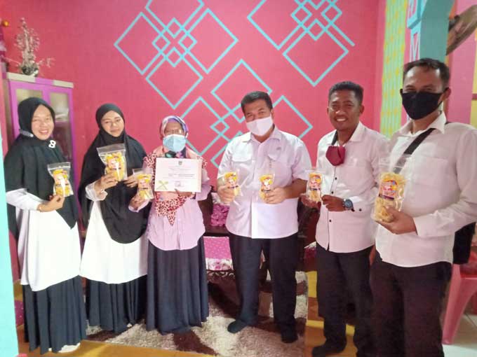 Dinas Perindustrian, Koperasi dan UKM melakukan kegiatan monitoring pembinaan pengembangan pelaku usaha mikro ke Rumah Produksi UMKM Keripik Kentang Mentari di Perumahan Griya Pulai Sakinah Kelurahan Mundam, Kecamatan Medang Kampai, Rabu (21/7/2021).