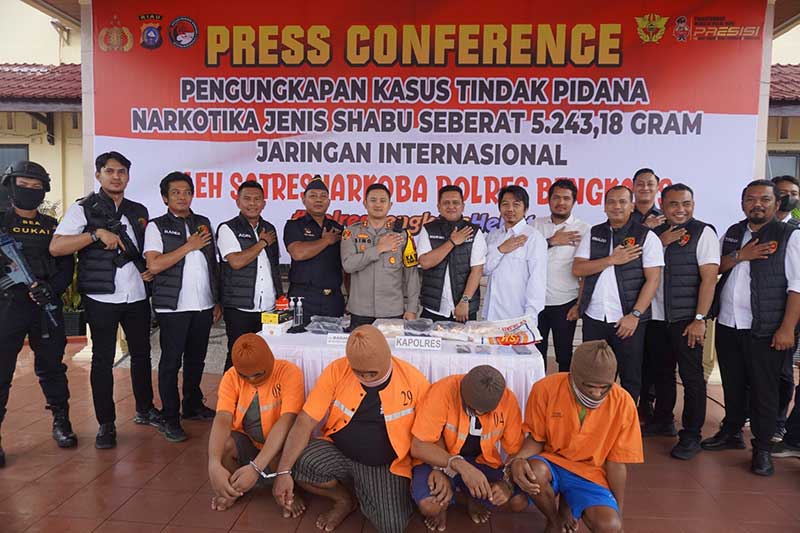 Kapolres Bengkalis AKBP Setyo Bimo Anggoro menggelar pers rilis pengungkapan kasus narkoba yang berhasil mengamankan tersangka dan BB sabu di Mapolres Bengkalis, Rabu (7/12/2023).