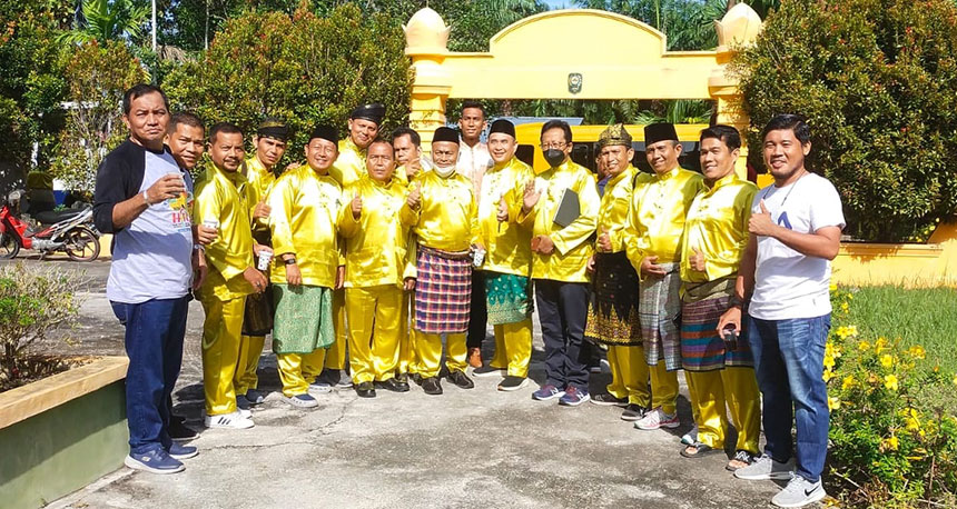 Pengunjung foto bersama di gerbang makam Tengku Buang Asmara di Mempura.