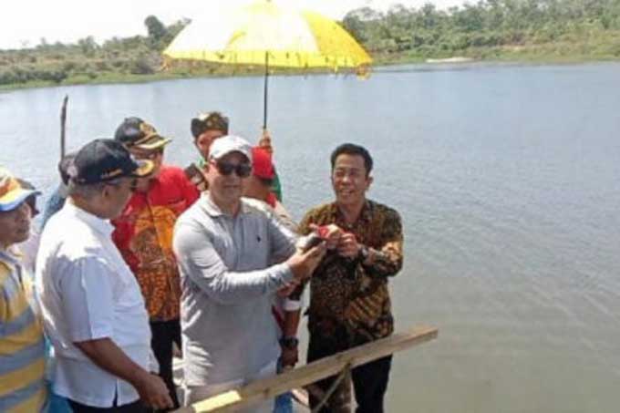 Ketua DPRD Kabupaten Kampar Muhammad Faisal bersama Pj Bupati Kampar Kamsiol menghadiri acara maawuo di lubuk larangan di Danau Sembat Desa Kampar, Kecamatan Kampa, Kabupaten Kampar, Sabtu (7/1/2023).