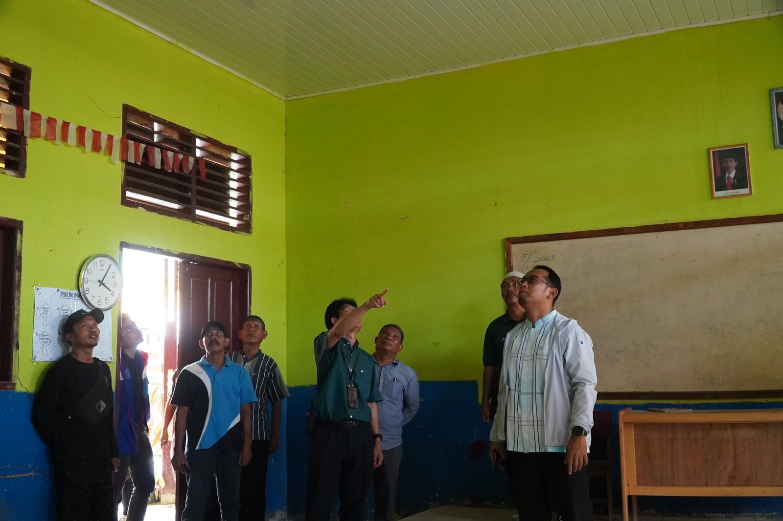 PT KPI RU Dumai saat melakukan perbaikan fasum yang terdampak insiden ledakan kilang yang terjadi pada Sabtu (1/4/2023) lalu.