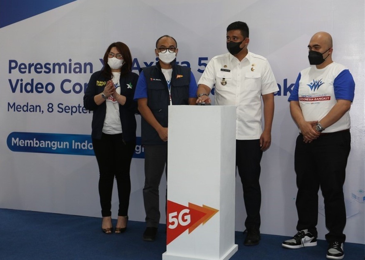 Wako Medan Muhammad Bobby Afif Nasution (kedua kanan) bersama Direktur & Chief Technology Officer XL Axiata, I Gede Darmayusa, (kedua kiri), Group Head XL Axiata West Region, Desy Sari Dewi (kiri ), Chief Human Capital Officer XL Axiata, M Hira Kurnia (ka