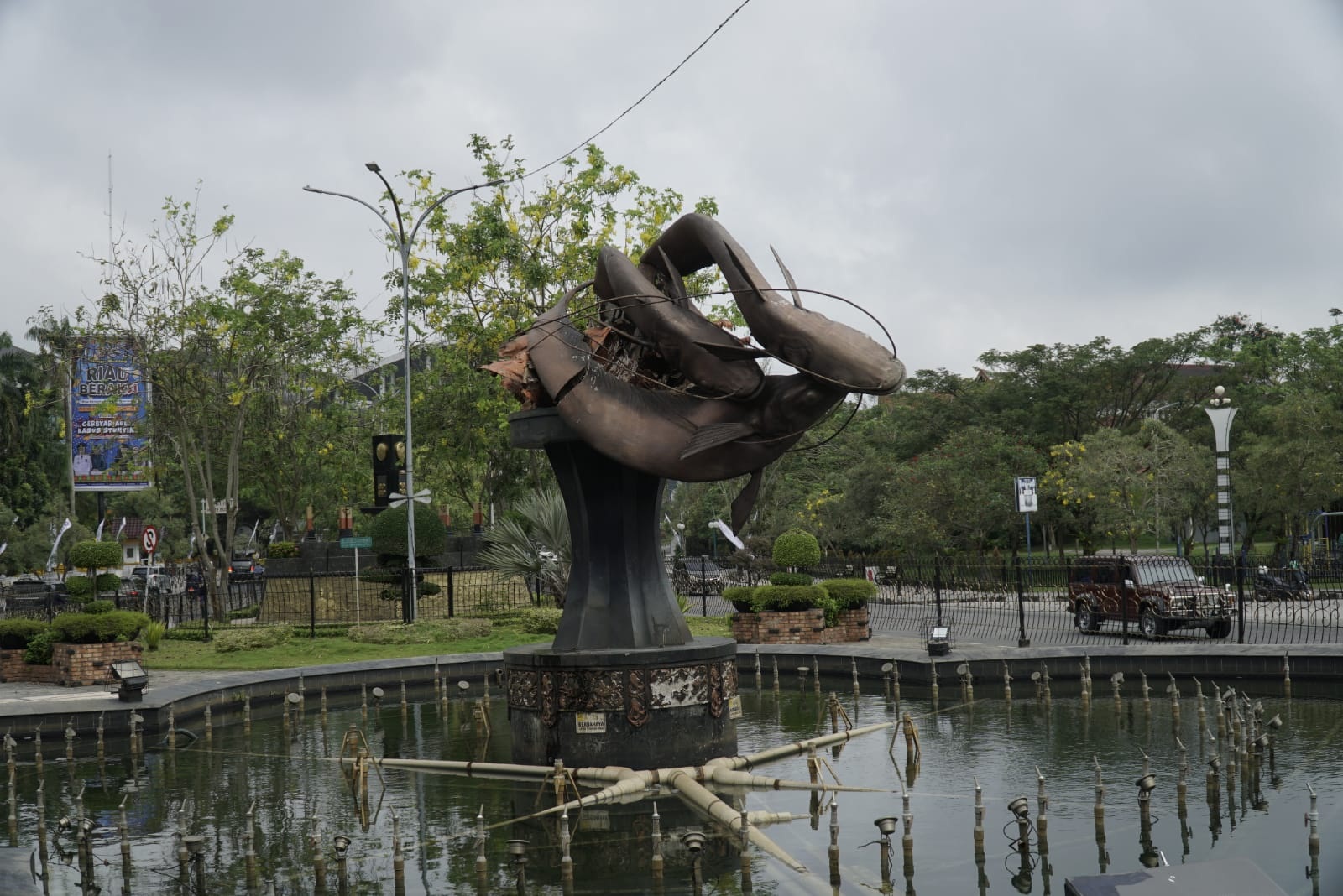 Kondisi Tugu Selais yang patah, berada di Jalan Jenderal Sudirman, tepat di depan Kantor MPP Pekanbaru, Kamis (23/2/2023).